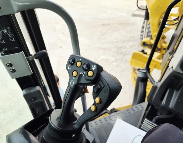 CATERPILLAR  140 AWD ***IMPECABLE***
